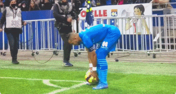 梅西的冠军总数比同期世界上任何俱乐部的冠军总数都要更多！