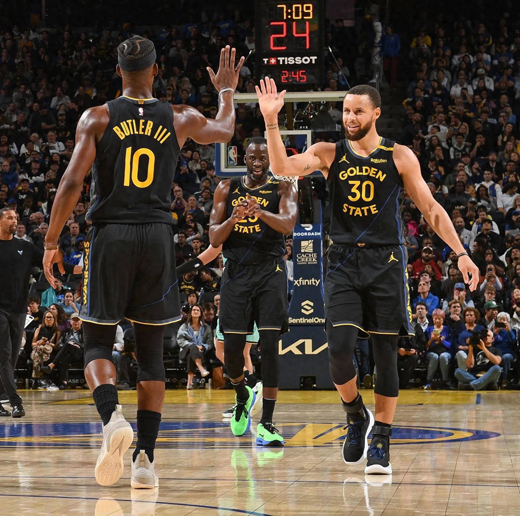 C罗前队友：不喜欢梅西就不喜欢足球！C罗能踢到100岁！（C罗昔日队友：不爱梅西就不算爱足球！C罗能踢到百岁！）