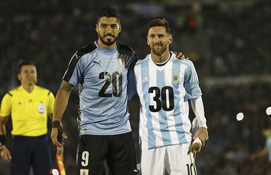 前锋突破射门锁定胜利（前锋强突劲射锁定胜局）