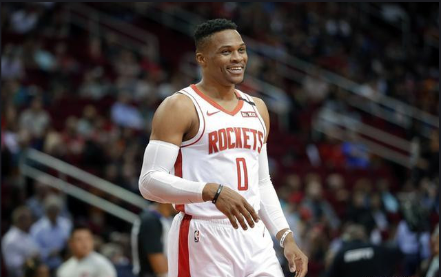 重返安菲尔德，现场播报阿诺德名字时利物浦球迷报以嘘声（阿诺德重回安菲尔德，名字被念到时遭利物浦球迷嘘声）