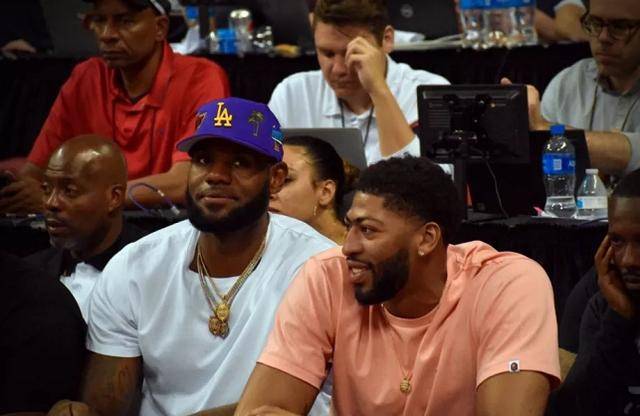 东体：蒯纪闻的伤势情况目前来看不至于像外界传得那么严重（东体：目前看，蒯纪闻伤情不如外界传闻般严重）