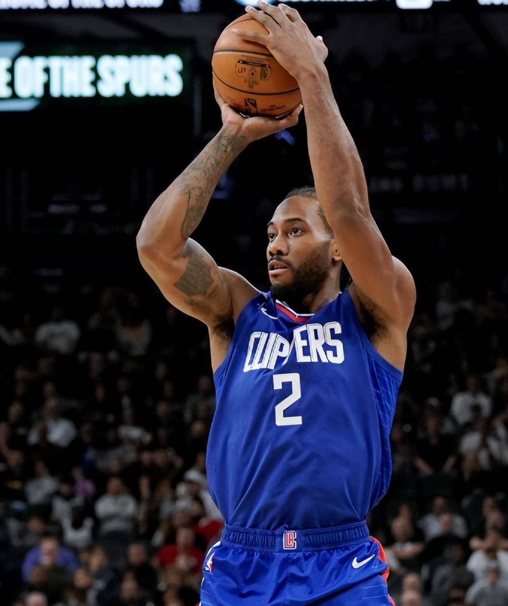 足球世界杯吉祥物亮相，造型引网友热评（世界杯吉祥物发布，外观引发网友热议）