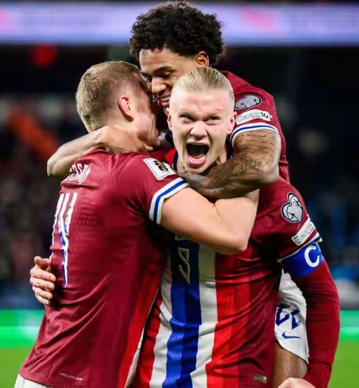 赛前梅州球迷晒多幅Tifo，致敬投资人魏晋平与梅州全体队员（梅州球迷赛前展示多幅Tifo，向投资人魏晋平及全队致敬）