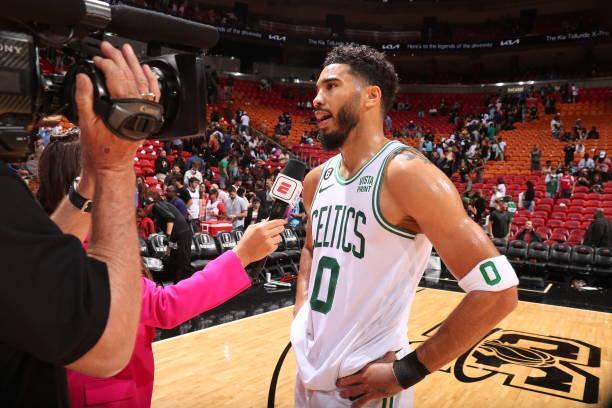 欧冠半场：吉马良斯意外乌龙送分，勒沃库森暂1-0纽卡（欧冠半场战报：吉马良斯自摆乌龙，勒沃库森暂以1-0领先纽卡）