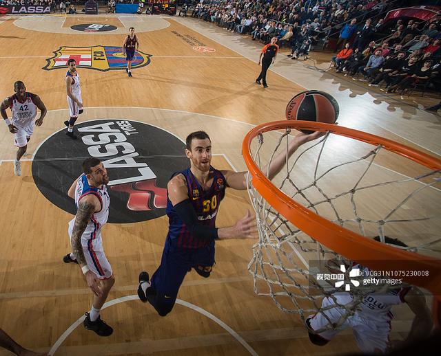 足球意甲豪门迎来10连胜，状态如日中天（足球意甲豪门豪取十连胜，气势如虹）