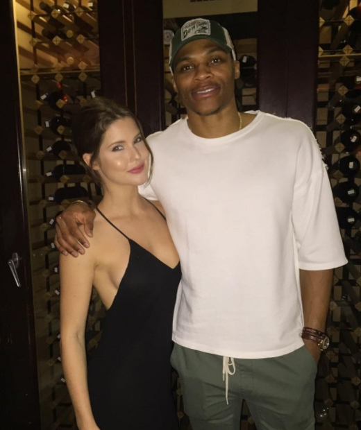 里弗斯直面流言：更衣室必受干扰，字母哥职业态度稳军心（里弗斯回应传闻：更衣室难免波动，字母哥的职业态度稳住全队）